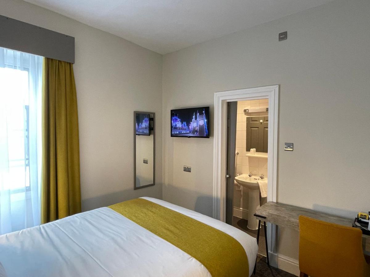 The County Hotel Haverfordwest Buitenkant foto