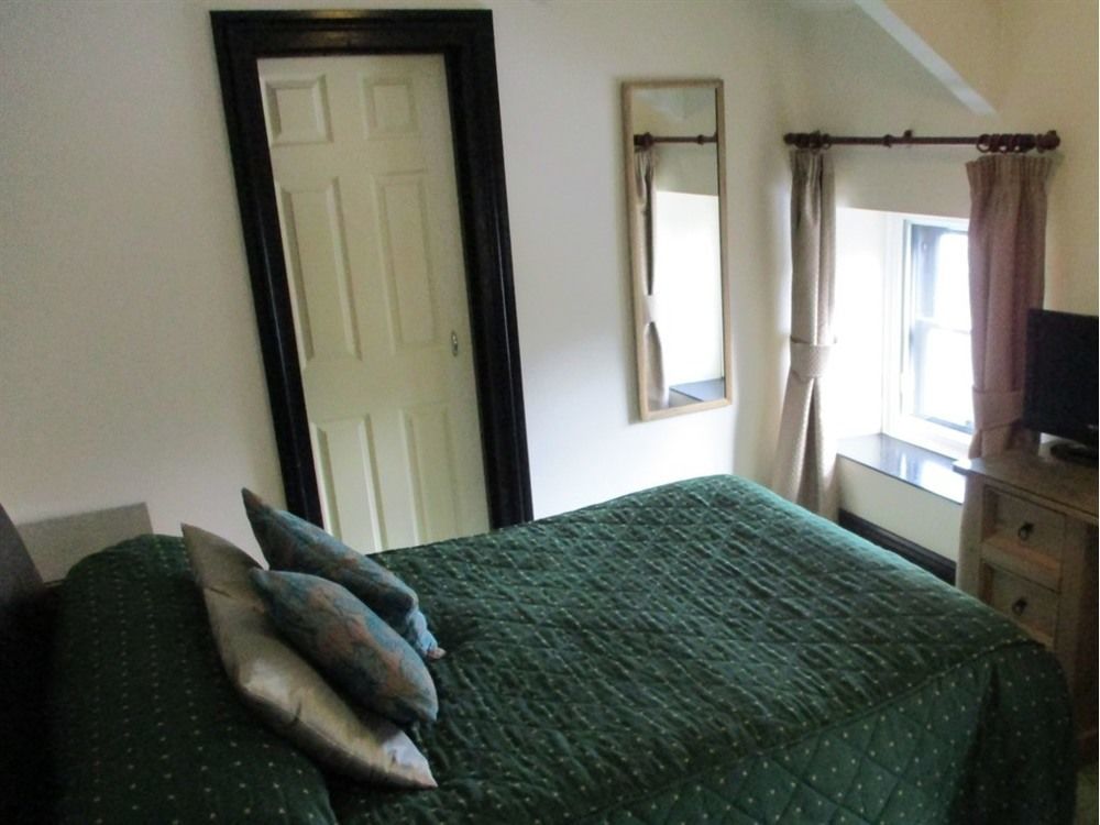 The County Hotel Haverfordwest Buitenkant foto